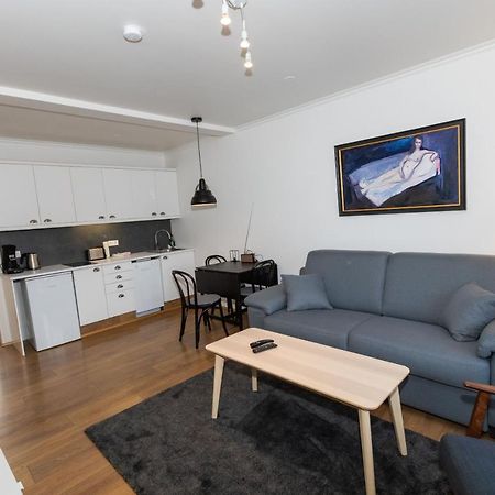 Central Apartment With Two Bedrooms And Balcony- Strandgata 9 อาคูเรย์รี ภายนอก รูปภาพ
