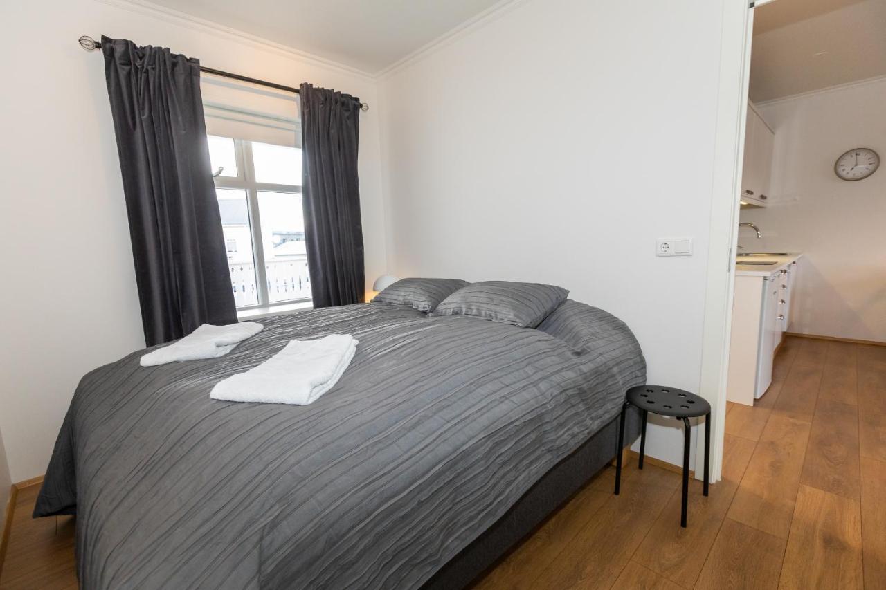 Central Apartment With Two Bedrooms And Balcony- Strandgata 9 อาคูเรย์รี ภายนอก รูปภาพ