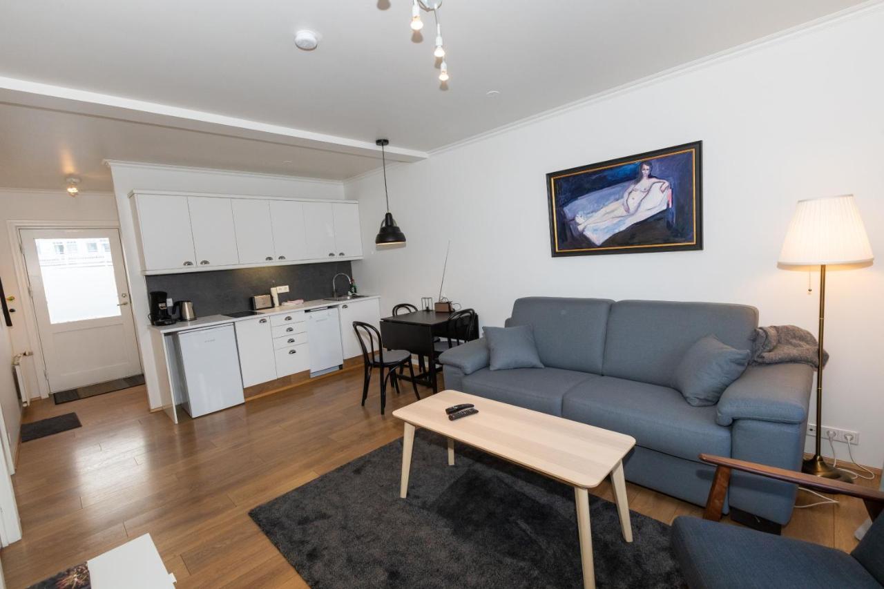 Central Apartment With Two Bedrooms And Balcony- Strandgata 9 อาคูเรย์รี ภายนอก รูปภาพ